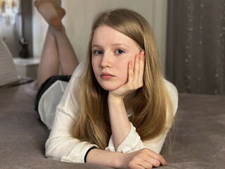 camwhore fingering pussy LilianHoward