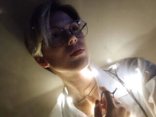camgirl fingering shaved pussy AureliaRavens