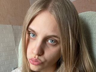 camslut naked AyannaOverturf
