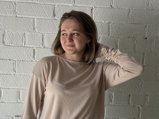 cam girl showing tits ChristiaBenoy