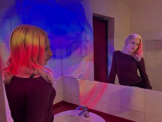 masturbating webcamgirl LucilleWiste