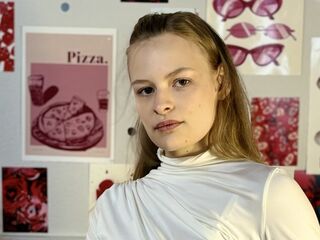 webcamgirl RaeannCeronsky