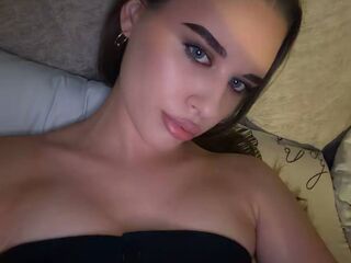 girl cam RhiannonJumper