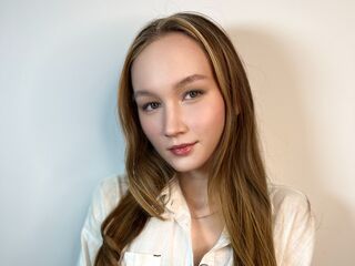 topless camgirl SynneFell