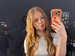 naked camgirl fingering pussy TainaSaffo