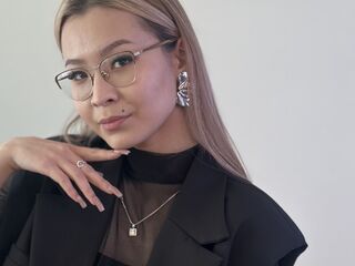 beautiful webcamgirl YokoMoul