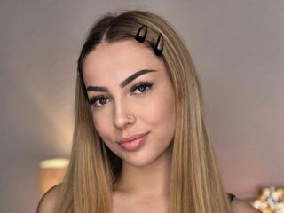 naughty camgirl fingering shaved pussy ZaraPlaya